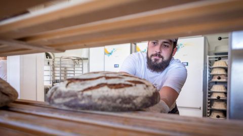 Marqué « Valeurs Parc », le pain 100% blé barbu de Lacaune de L’Arbre à Pains est fabriqué et distribué en circuits courts. Sedat Yagiz Marqué « Valeurs Parc », le pain 100% blé barbu de Lacaune de L’Arbre à Pains est fabriqué et distribué en circuits courts. Sedat Yagiz